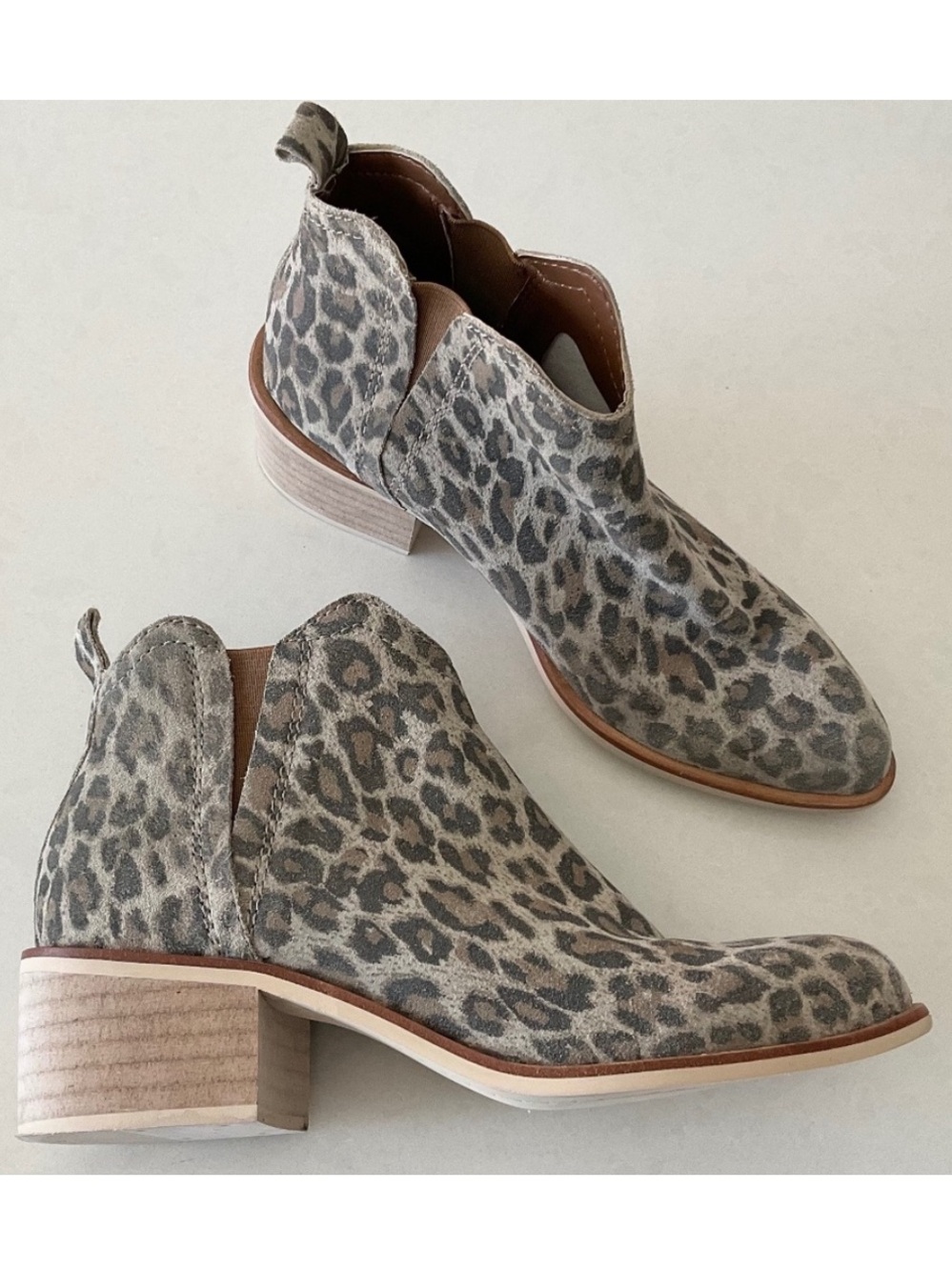 CREVO Cheetah Print Leather Boots Pointed Toe Stacked Heel Size 7 NWOT